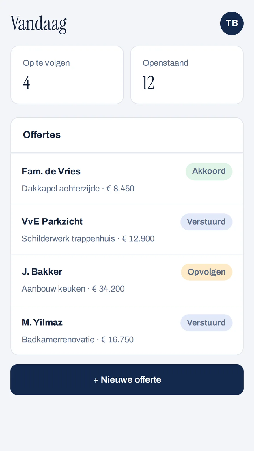 Studio-project: mobiele weergave van het offerteplatform met de tellers “Op te volgen” en “Openstaand”, een lijst offertes met status en de knop “Nieuwe offerte” (voorbeelddata)
